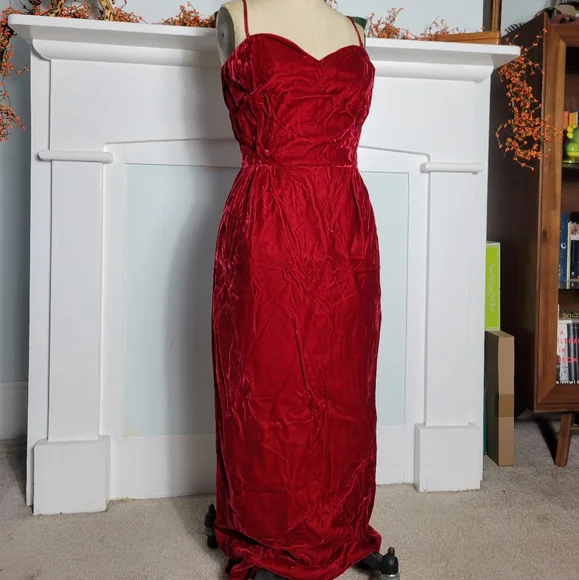 M| Red Velvet Sweetheart Dress - Picture 2 of 6
